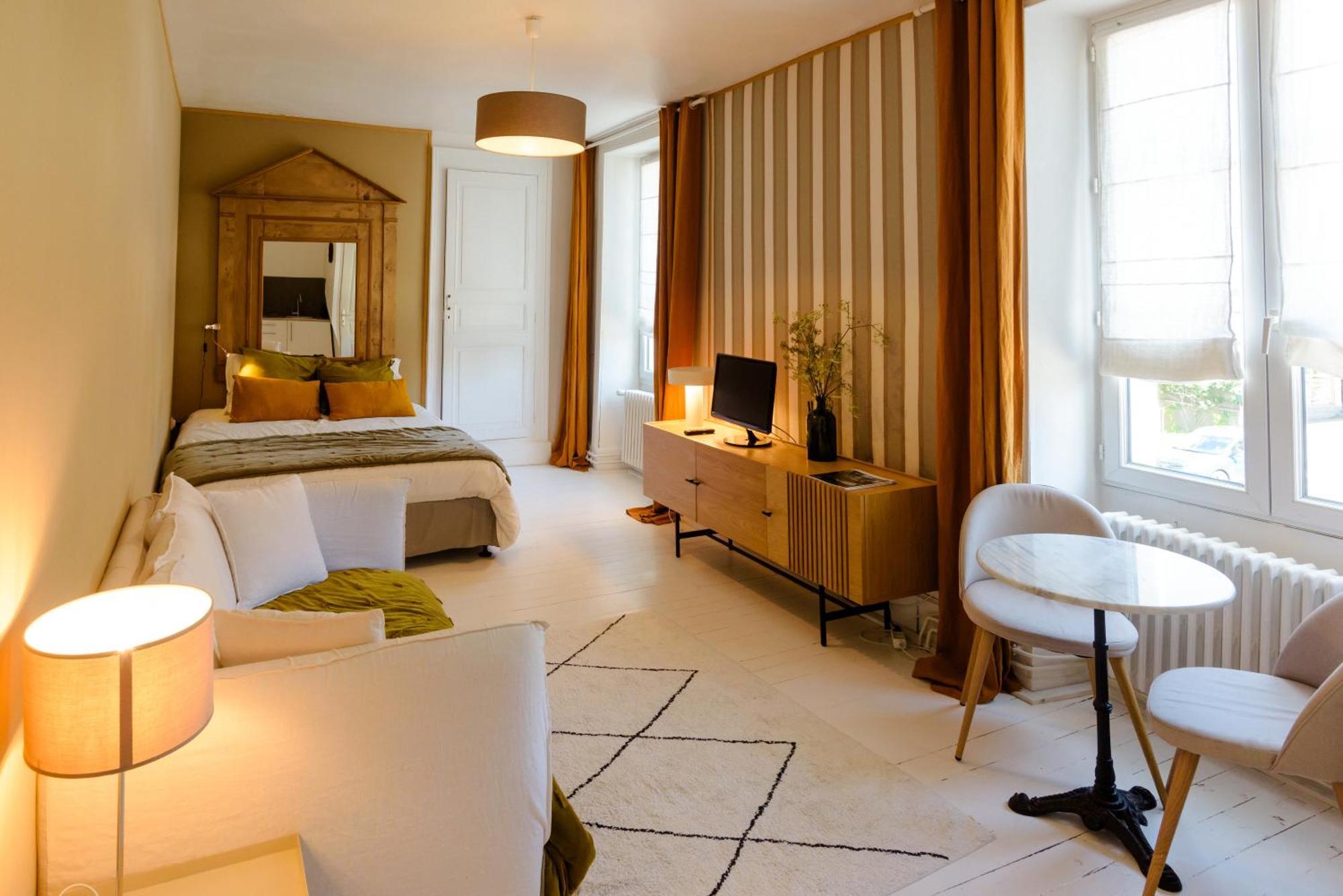 Hotel Aux Couleurs de Neuvy Extérieur photo