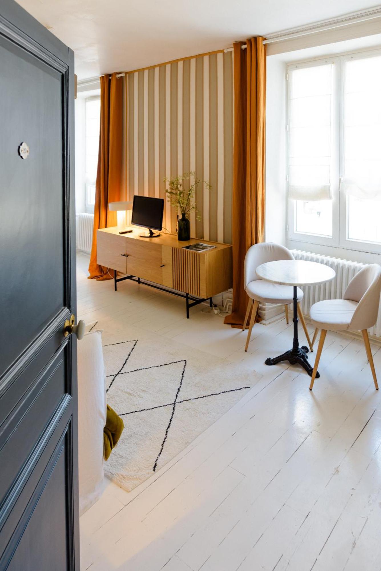 Hotel Aux Couleurs de Neuvy Extérieur photo