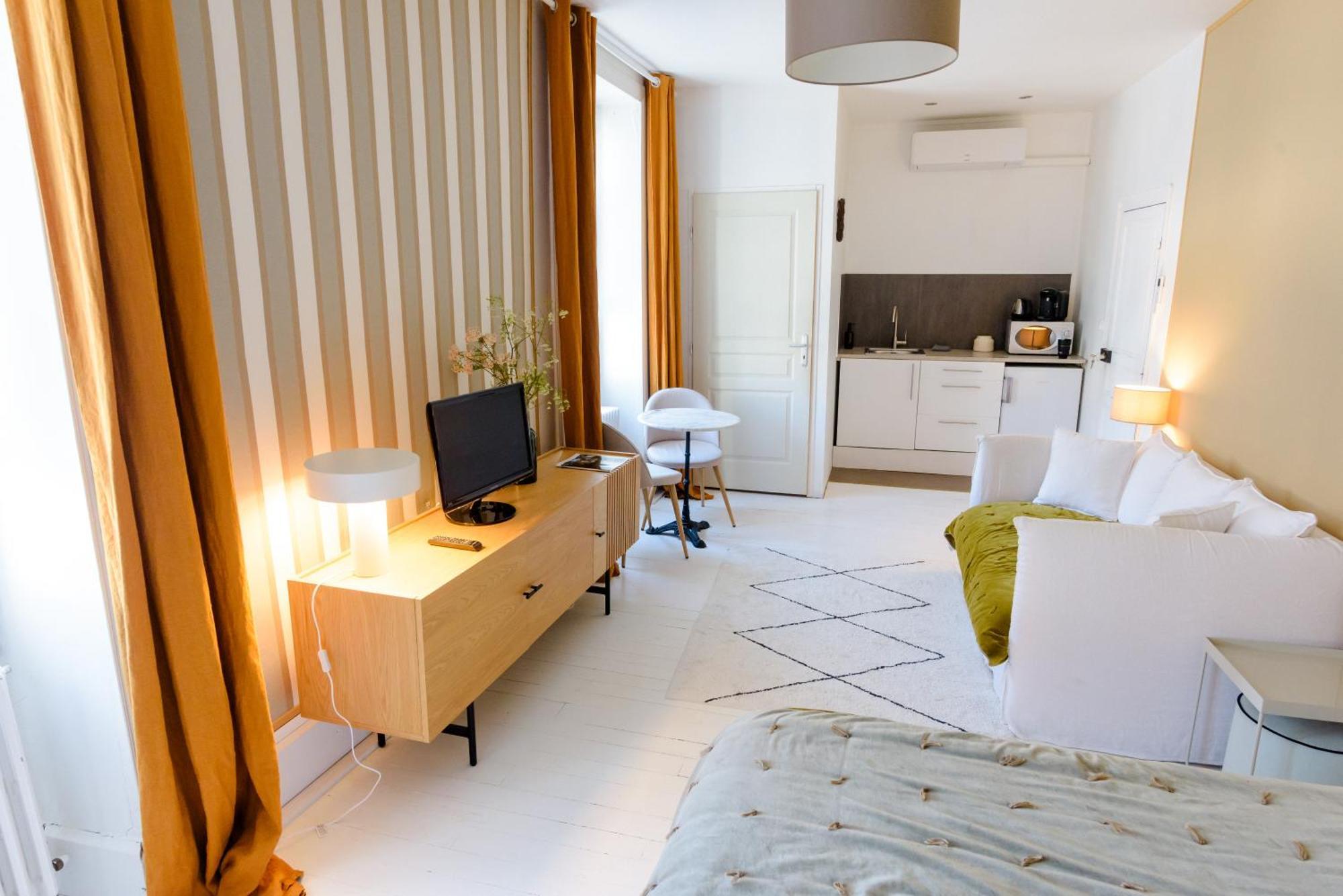 Hotel Aux Couleurs de Neuvy Extérieur photo